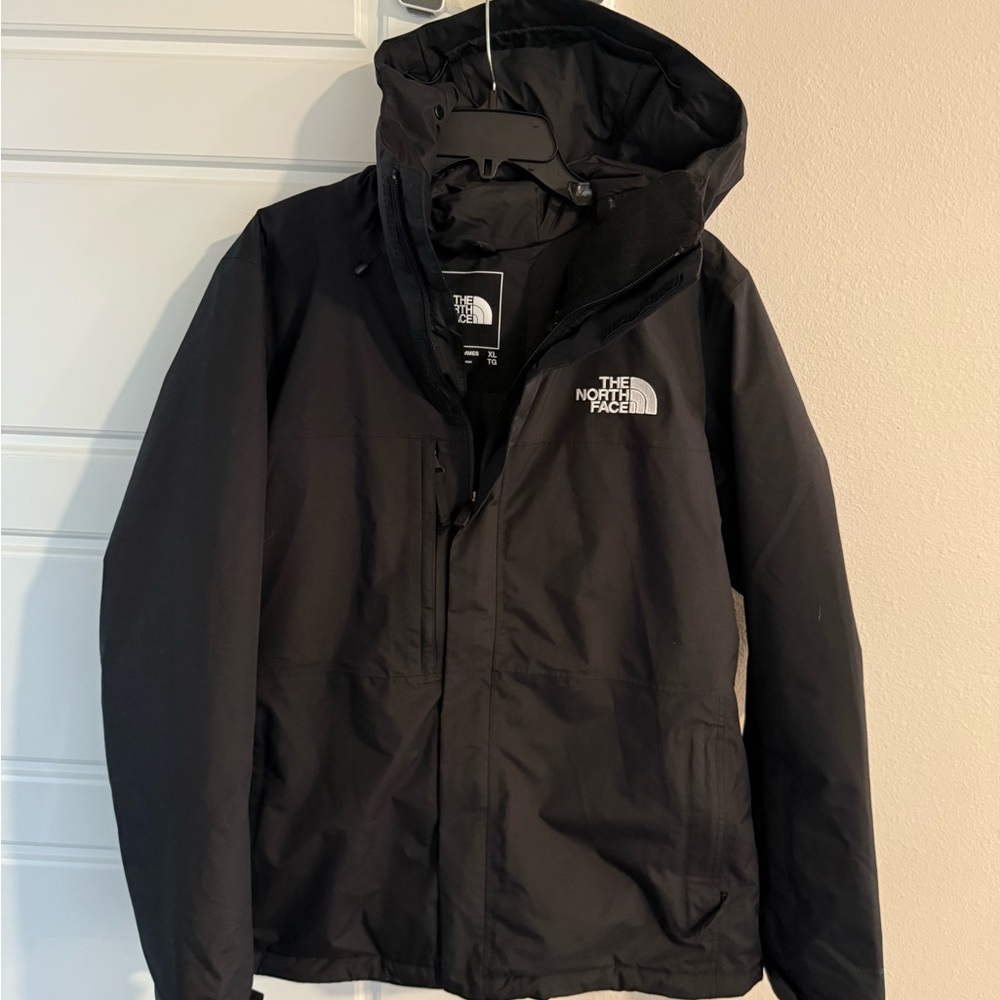 North Face women’s freedom insulated ski jacket.  Worn 5 times!  Black XL